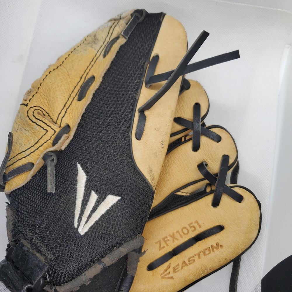 Easton 10.5 Inch Youth Baseball Glove ZEX1051 RHT Right Hand Throw